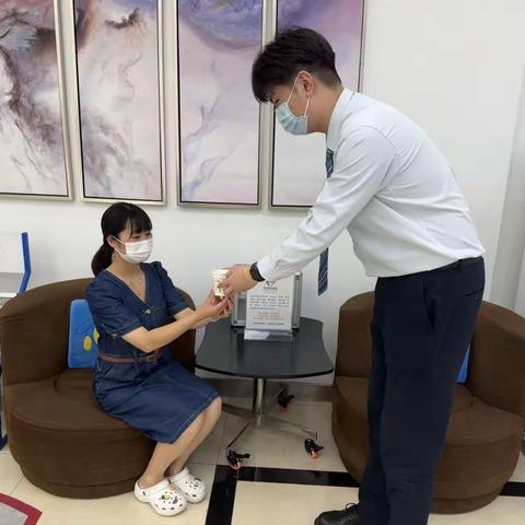 【建行八支行】服务为民，温暖你我——小天西街支行开展“劳动者港湾＋反诈宣传”活动