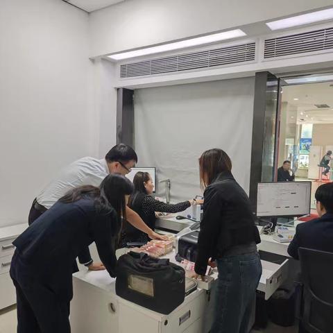 昌吉州分行对吉木萨尔支行开展“十一”节前突击查库工作