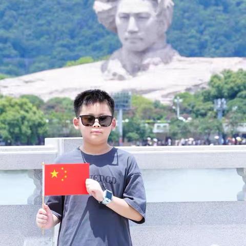 高举队旗跟党走     做新时代好少年 ——钟祥市实验小学四(8)班    陈昱澔