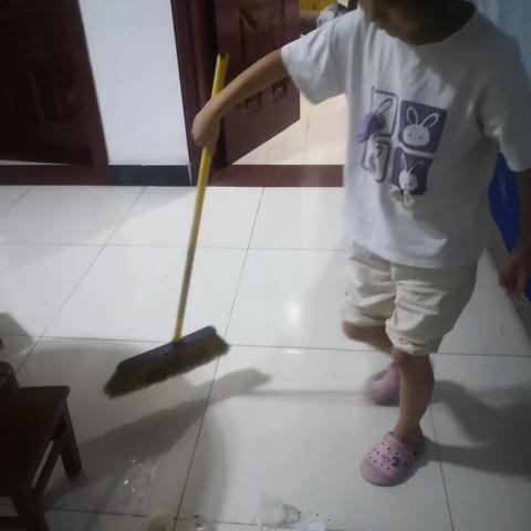 汉中市汉台区伞铺街小学二年级二班杨欣雨暑假德育作业