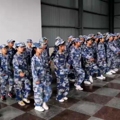 千磨万击还坚劲，任尔东西南北风——我们是坚韧不拔的707班