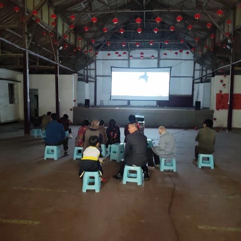 为了丰富村民生活文化站送影下乡