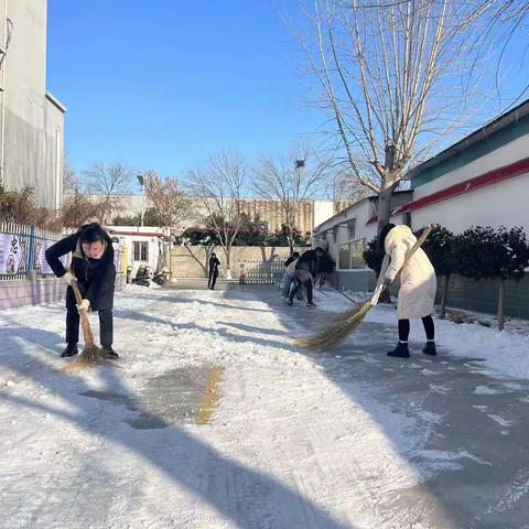 【全环境立德树人】“扫雪除冰人心齐 情满校园暖人心”——运河实验学校除雪进行时