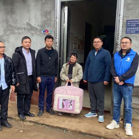 寒冬送温暖，关怀暖人心