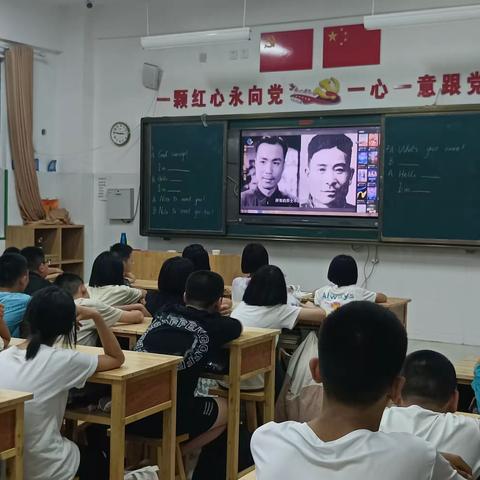 佃户屯中学初一二部学生凝聚一堂，共同收看《开学第一课》