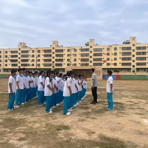 核心素养下中考体育项目课堂训练的策略研究成果推广应用活动之足球——脚内外侧运球绕杆练习