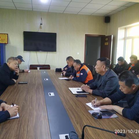 总工程师李连连到珠斯花房建车间指导工作