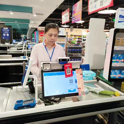 中百仓储墨水湖店5月份服务明星——收银员工周俊