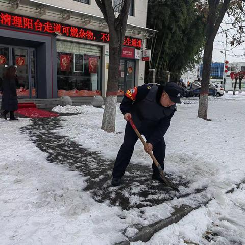 【豫见好服务】河南油田泰山路支行积极除雪为客户提供温馨安全的服务环境。