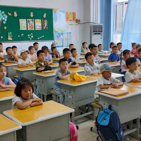 我们开学了！一年级12班可爱的小学生们！