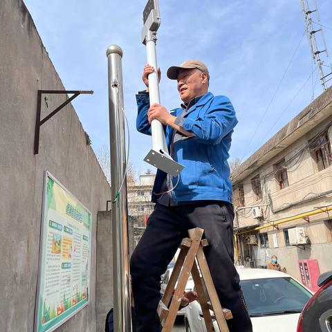 维修路灯添光明 点亮居民“安全路”