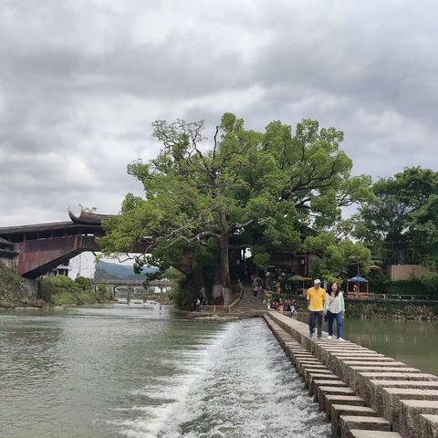 四月春光美，踏青正当时。为进一步丰富教职员工文化生活，激发教职员工的工作热情，2024年4月20日，柘荣县实验小学工会组织广大教职员工进行郊游活动。