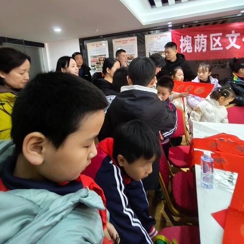 笔墨传情迎新春大观区校区进社区写春联