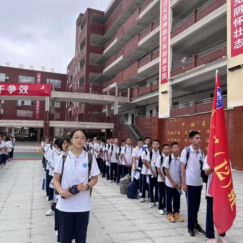 以军训之名，赴青春之约，军训军训，最闪亮的青春——鸿图中学初二8年12班军训风采