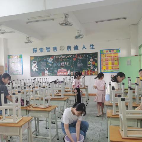 开学啰，我们在行动——记海城镇中心小学三年级（9）班开学前教室卫生清扫活动
