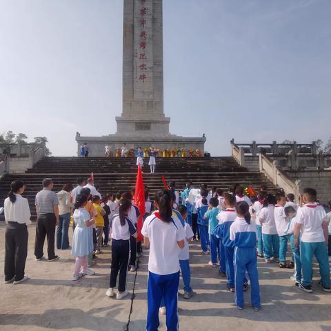 青少年活动中心学员祭扫人民英雄纪念碑