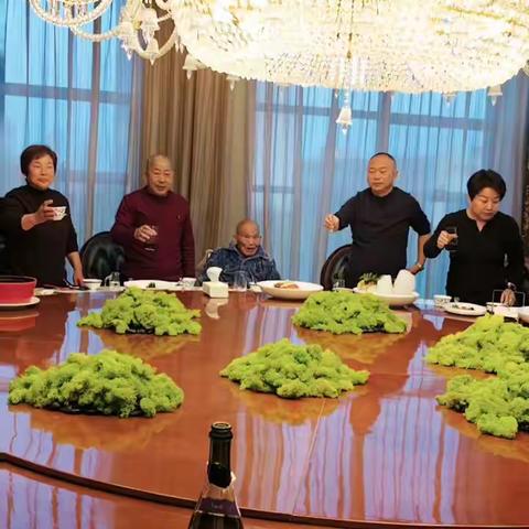 2024新年快乐！团团圆圆，幸福美满！早上起来各种忙碌，烟火起，照人间，举杯🍻敬此年，今年肯定是最勤快的一年，㊗️我们2024，发财，被爱，一路好运常在[烟花][烟花][烟花]！