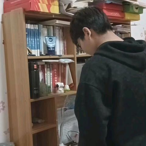 收纳整理、劳动砺心——高一1班