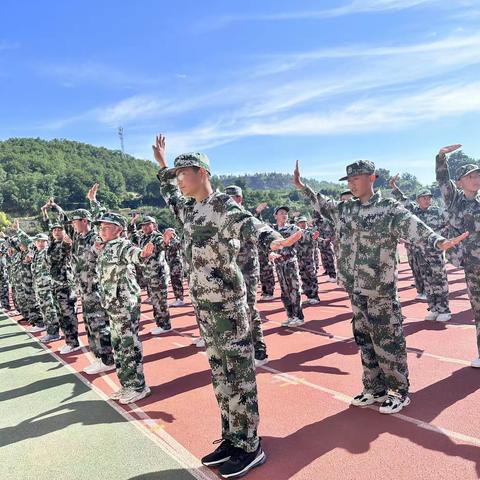 以军训之名，赴青春之约；军训军训，最闪亮的青春！——子长市中学初中部2023级初一新生军训进行时