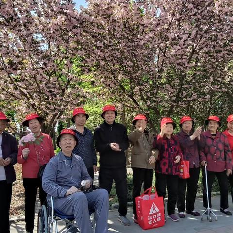 华康养老服务中心组织长者“游园踏青，乐享生活”活动