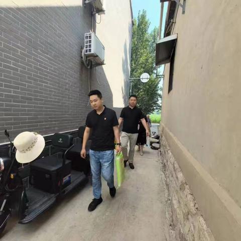 槐荫区红十字会领导慰问古城村生活困难老党员