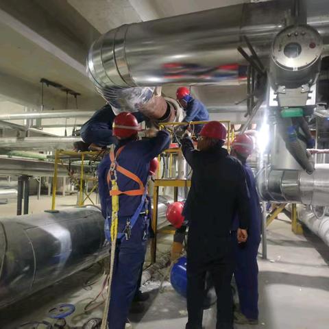 检修中忙碌的身影