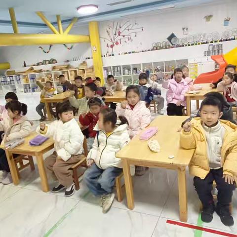 四季生态幼儿园2025春季硬笔书法体验课