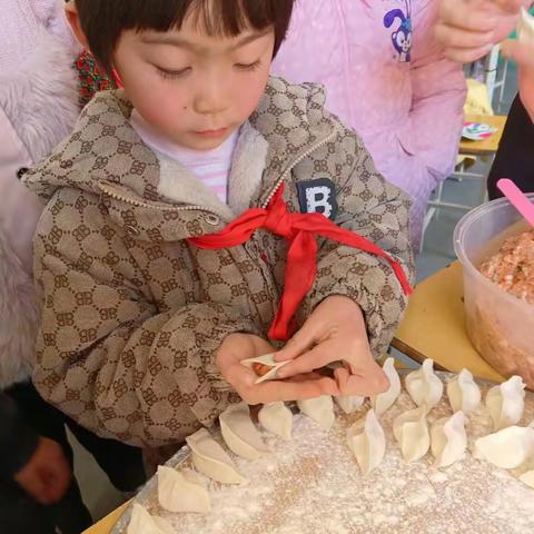 家校共育包饺子，师生同乐庆元旦---涞源县塔崖驿乡中心小学庆元旦包饺子活动