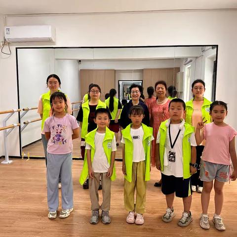 丝声飘扬润童心 音符跃动家门口——朱南社区暑期少儿葫芦丝续课班开课了