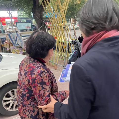 银发守护暖金秋：甘棠路支行敬老月反假币宣传暨兑零换残服务活动