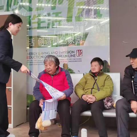 深耕民生场景 筑牢反假防线——甘棠路支行春节菜市场反假币宣传