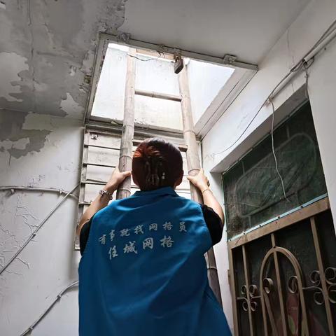 【雨后南门】你有没有看到屋顶的那一抹蓝，是用真诚的心守护居民的网格员💙💙💙