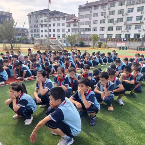 以演筑防，防患未“燃”——武夷公馆小学开展消防安全疏散演练