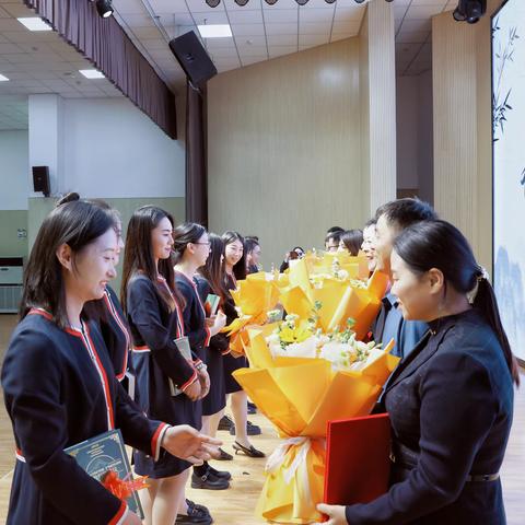 青蓝辉映 匠心传承  ——中原区西流湖小学青年教师成长“三乐论坛”开班仪式暨师徒结对活动