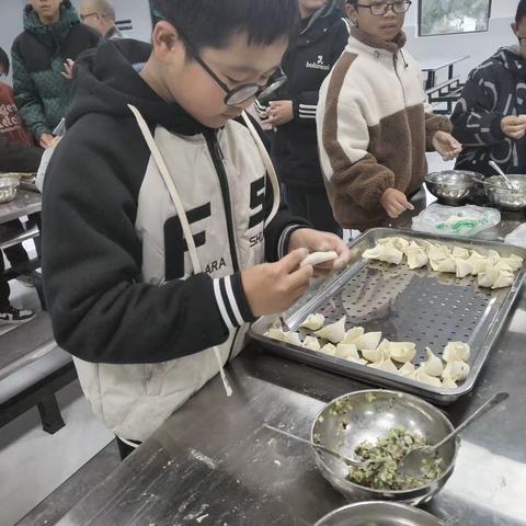 “笑声盈餐厅     巧手包饺子”               ———卫子小学六年级劳动实践活动