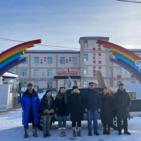 辉苏木哈克木嘎查党支部为辉苏木中心校捐赠办公桌椅