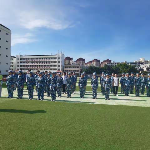 “学军人之风范，强自身之素质”