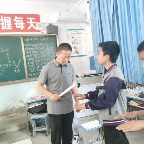 开展专项检查 创建文明校园——白水煤矿中学开展学生仪容仪表、违禁物品专项检查整治活动