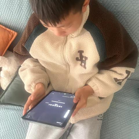 主题一，学会唱一首歌的感悟：当我拿起话筒的那一刻，心情非常紧张，慢慢的把嗓门打开后，我感觉唱歌可以给我们带来快乐！歌曲让我们流连忘返。