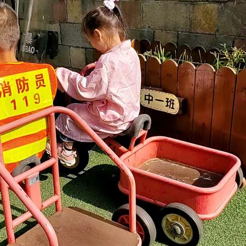 【幼儿园里的马路】