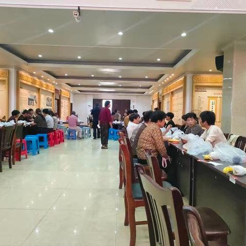 粽叶飘香传温情——企退人员齐聚端午包粽子活动