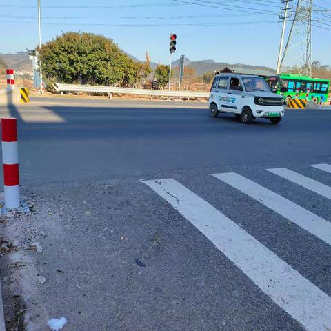 村口红绿灯下的守护