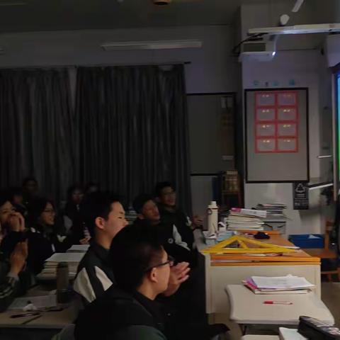 黑板上的生日祝福，藏着全班的温柔