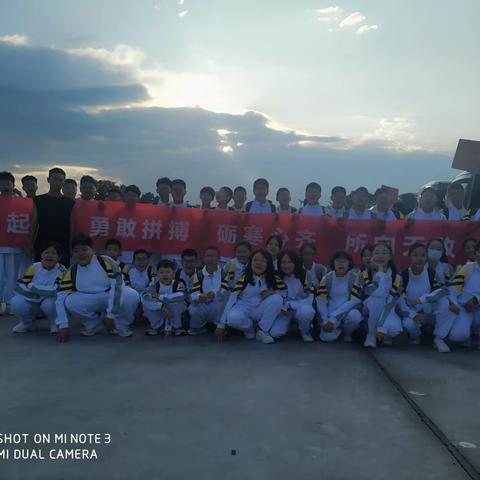 迎着清晨的朝阳，开启了新一天的研学之旅！孩子们略显稚嫩的脸庞上充满了朝气