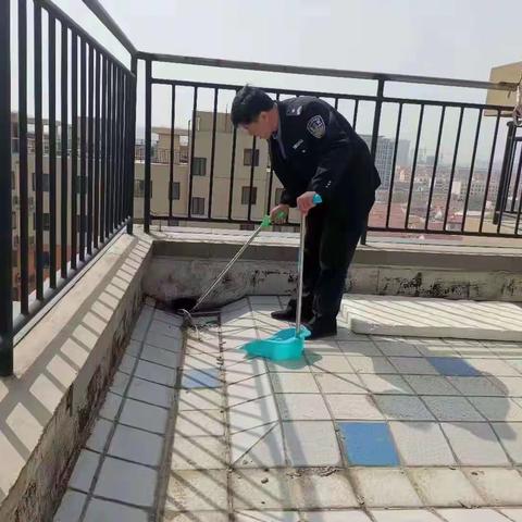 长远物业楼顶清扫