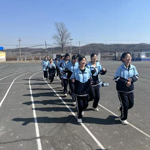 足民中学 体育开学第一课，春寒料峭里的青春跃动