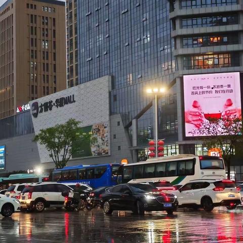 迎风而立，沐雨而战——高新交警化身雨天“守路人”，加强疏导保畅通。