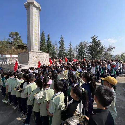 清明寄哀思，献花祭英烈                      —通海县四街小学清明踏青活动