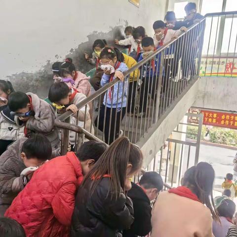 安全记于心，消防践于行 ----栏杆镇小集小学开展消防安全应急疏散演练活动