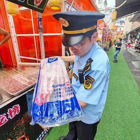 严查美食街食品安全 守牢游客“舌尖”防线